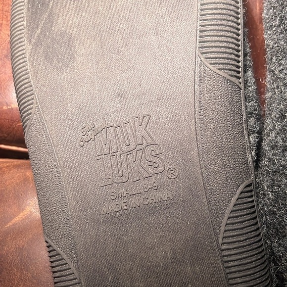 Muk Luks Cozy Gray Fuzzy Slippers size 8-9 - Picture 7 of 7